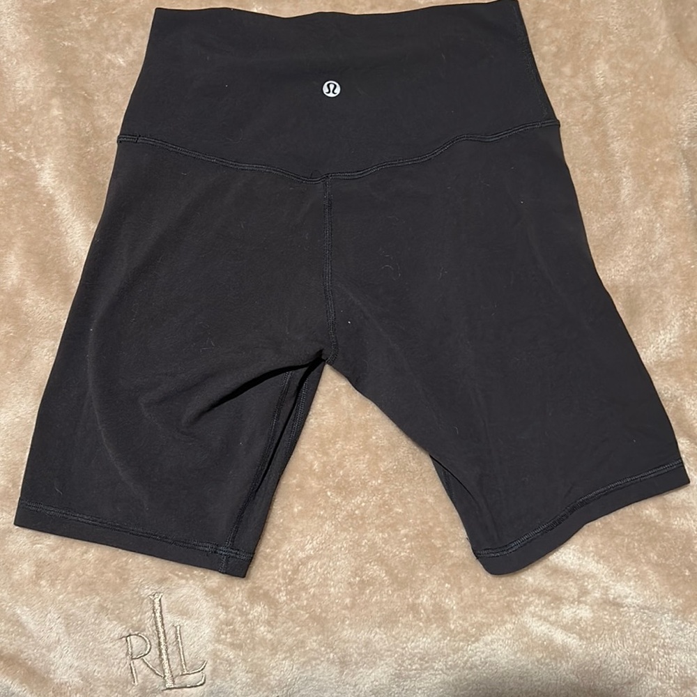 Lululemon Align high rise 8” shorts in Black size 6